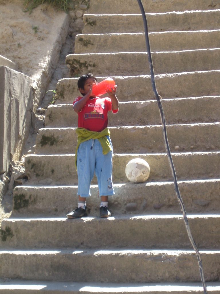 Kind op een trap aan het drinken.